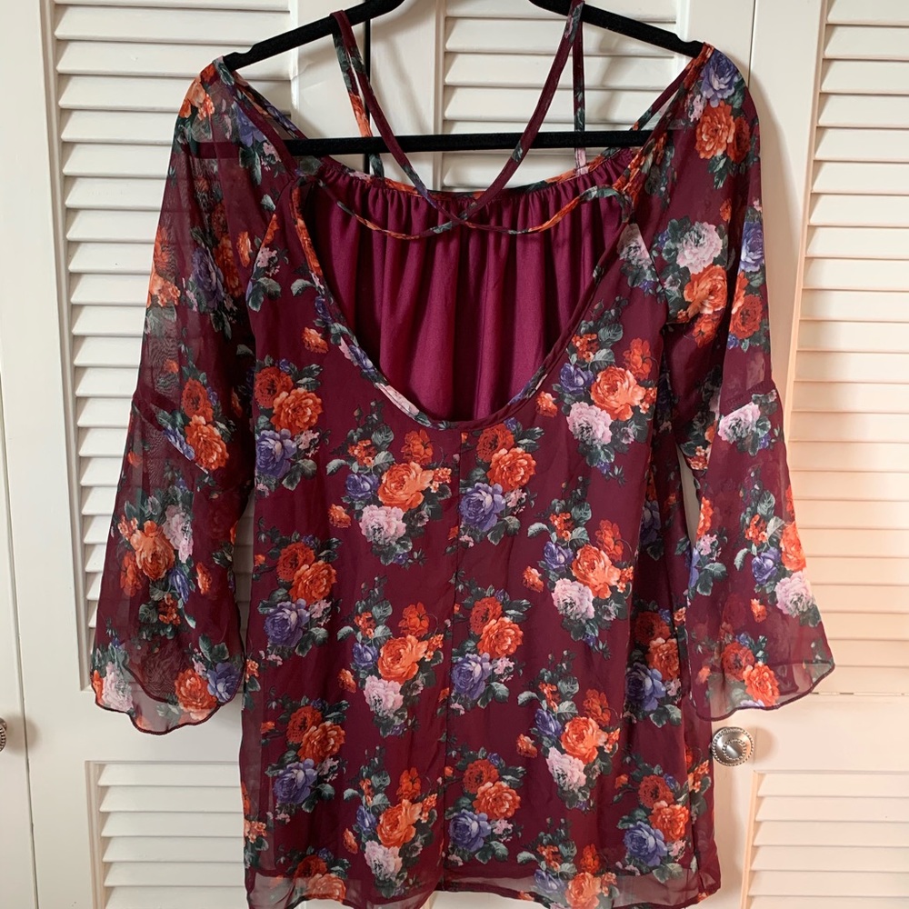 Beautiful ❤️sheer top size small❤️ - Picture 2 of 4